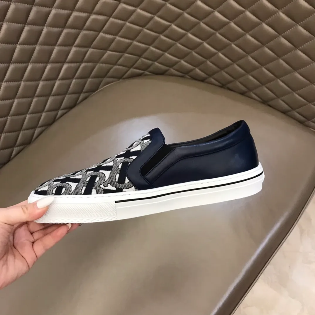 ◾️▫️P340. B's new spring and summer product, men's classic low-cut slip-on sneakers, are made of classic retro B's printed canvas material, spliced ​​with layered calfskin, and decorated with a new brand logo. First-layer cowhide lining, embossed Burberry logo on the heel, and original TPU outsole!  Size: 38-45